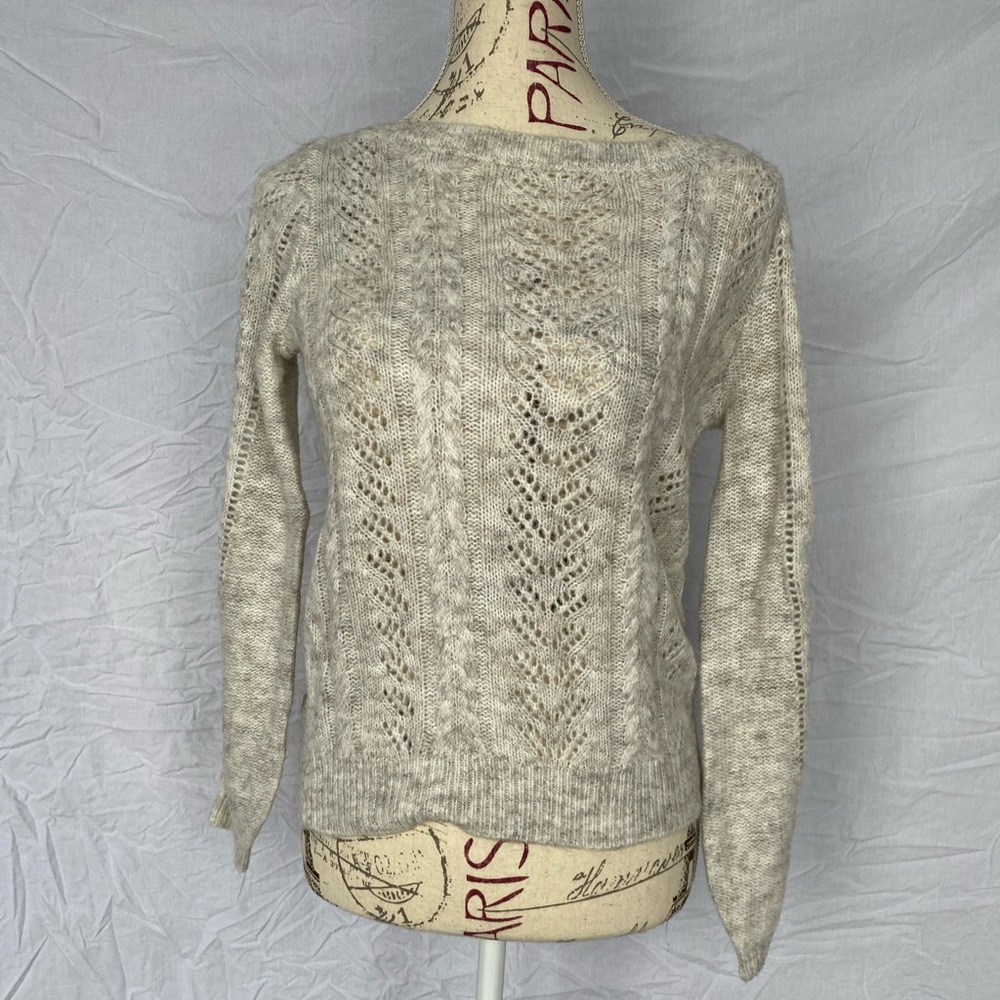 White knitted top with sleeves